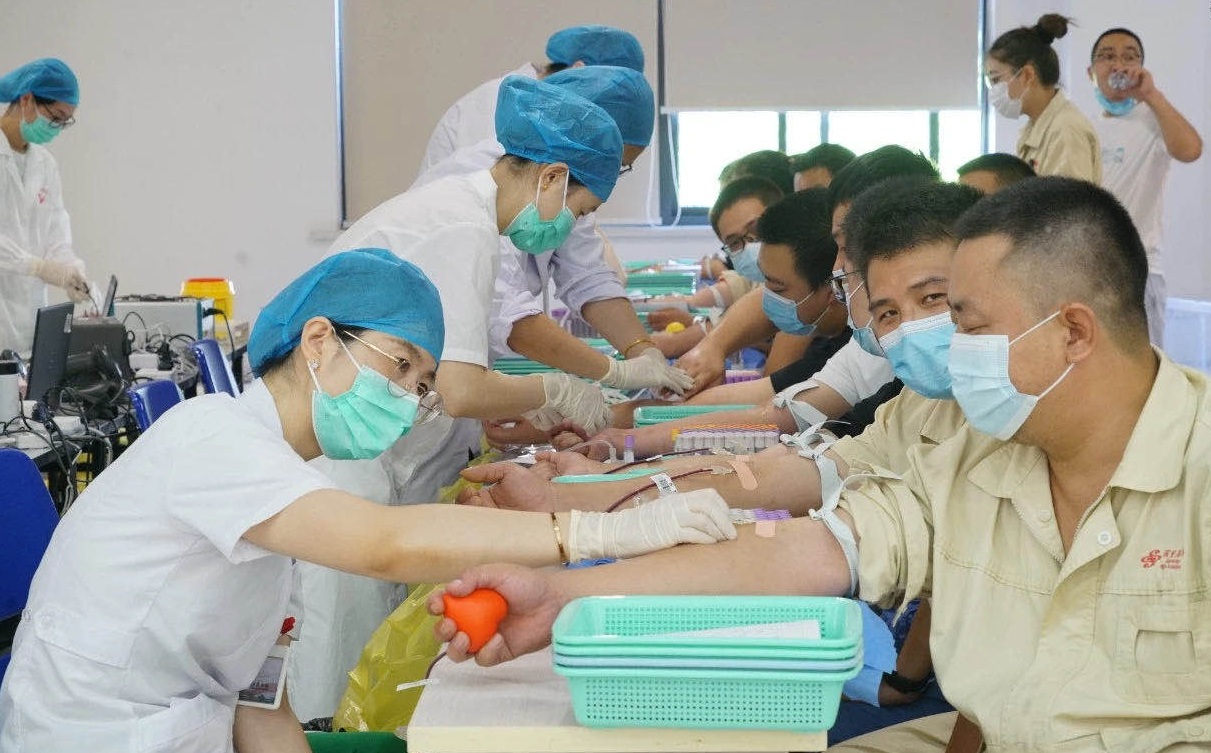 鸿运国际化纤组织职工无偿献血——用爱心为生命加油